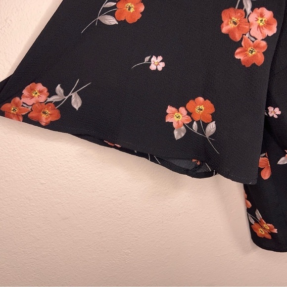 SMALL LUSH BLACK PINK FLORAL SHORT SLEEVE BLOUSE KNOT TIE ACCENT STRETCH  VNECK - Picture 5 of 12